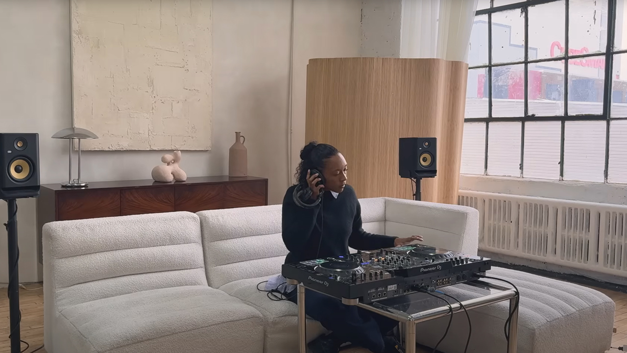 Mellow & Chill R&B Mix in a Cozy Brooklyn Loft